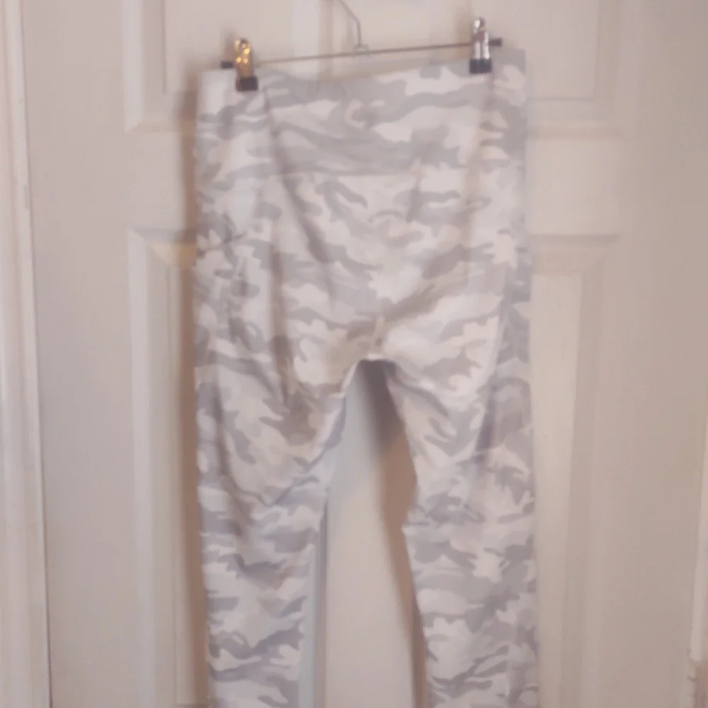Like New! Athletic Leggings Grey/White Camo Size Large - Picture 7 of 16